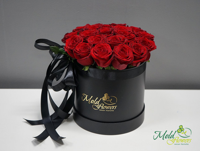 Черная коробка с красными розами Фото